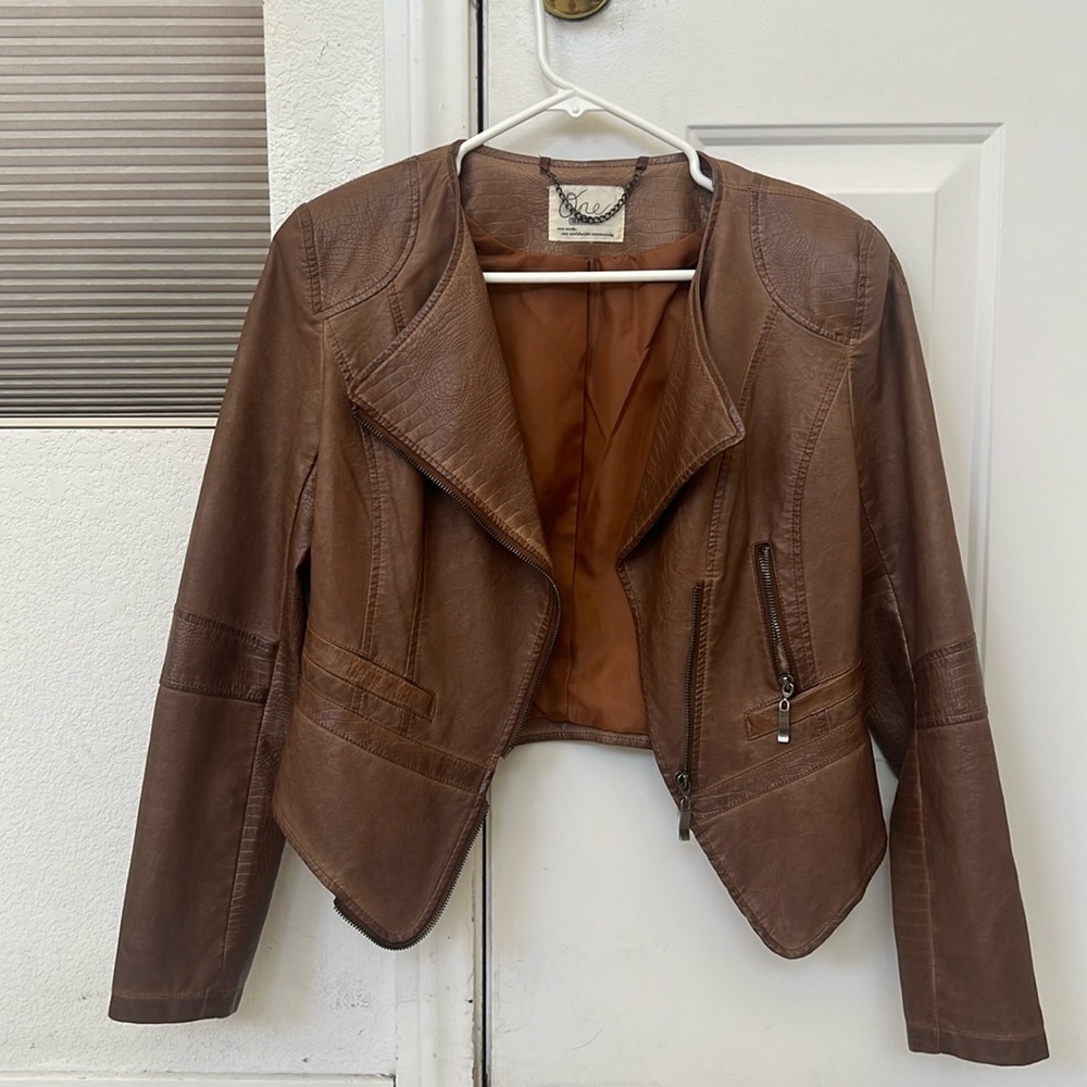 BROWN SOFT VEGAN LEATHER MOTO STYLE OR EVERY DAY JACKET VERY STYLISH.